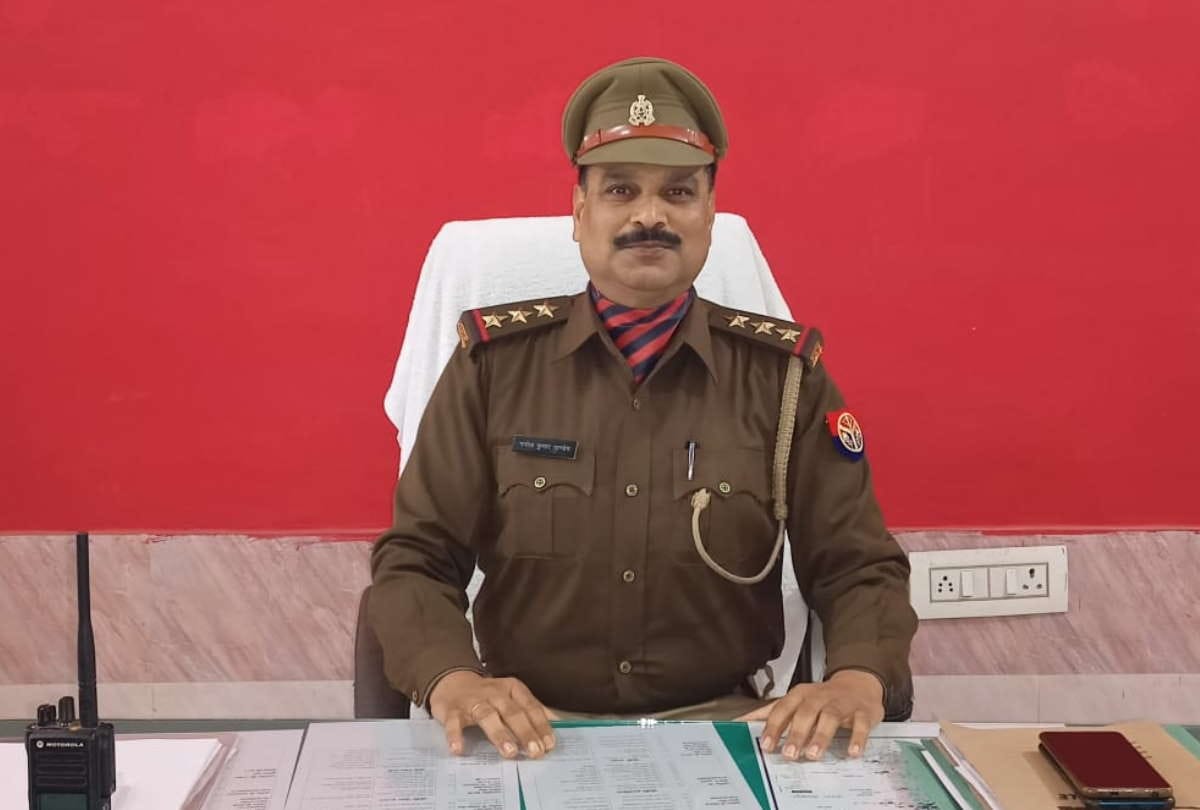 SP Doctor kaustubh advises Corona infected patients for treatment in sant kabir nagar