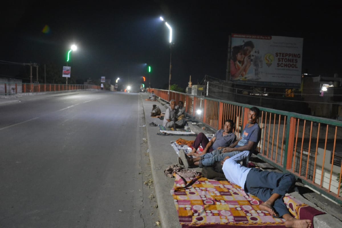 Corona curfew : afraid of hunger not Corona, workers sleeping on the bridge in Muzaffarnagar in search of work