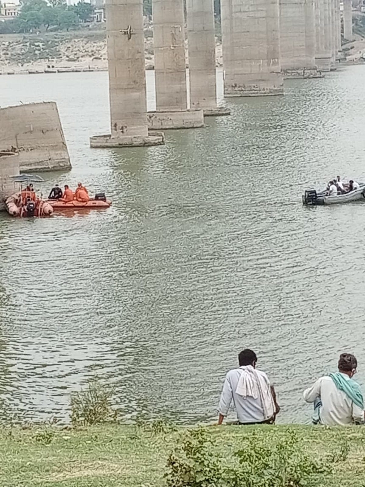 Man jumped into ganga with children after divorce with wife in varanasi
