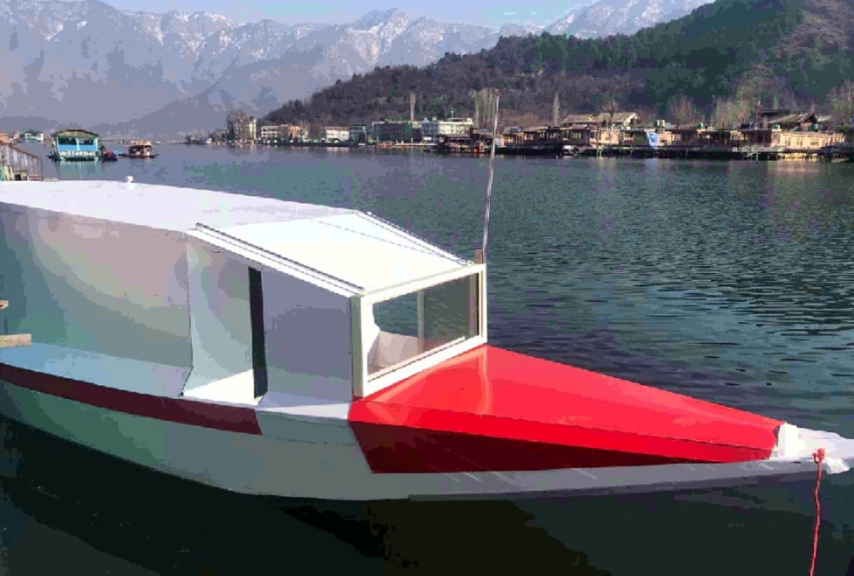 Jammu kashmir news: Shikara Ambulance helping patients in Dal Lake