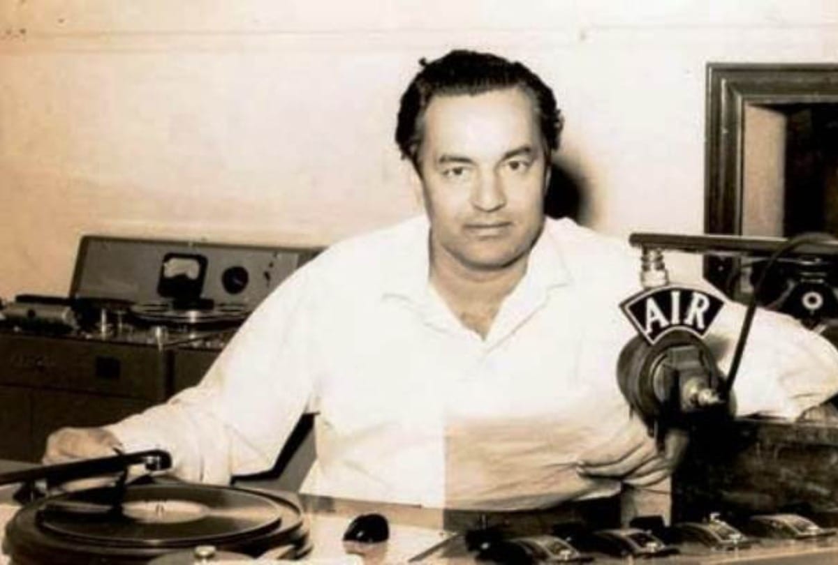 Mukesh Singer Was Died In America During His Performance Know Here His Last Song