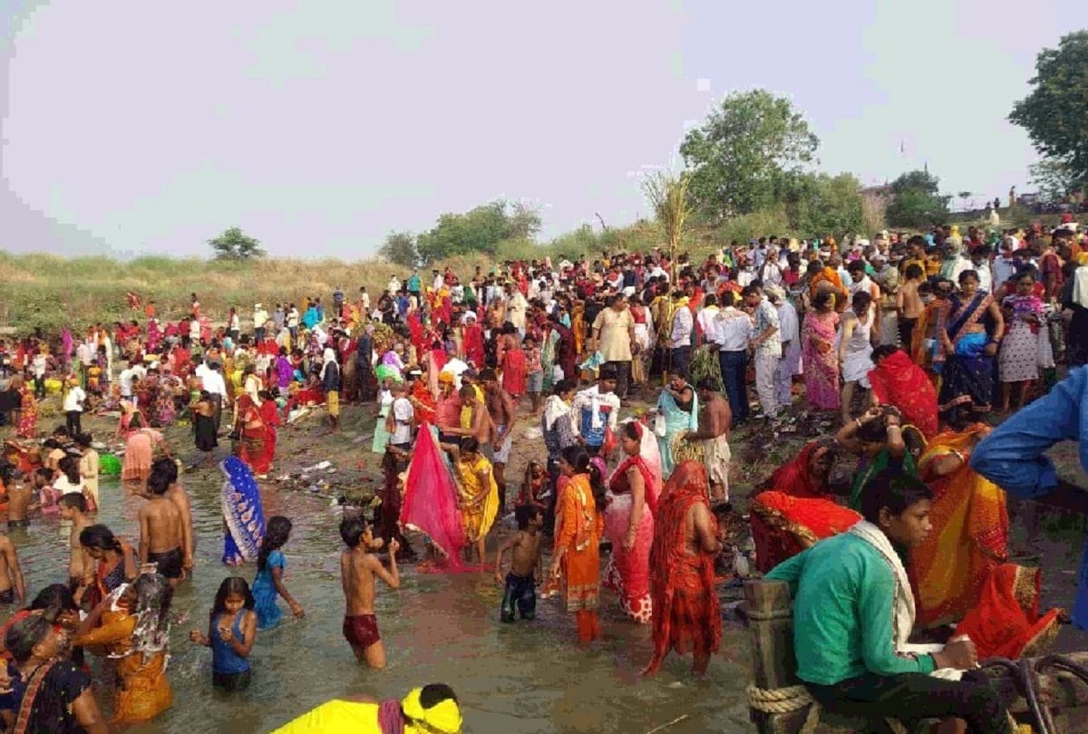 corona curfew huge crowd gather at ganga ghat in ballia for mundan sanskar akshaya tritiya amid social distancing coronavirus lockdown dead bodies found two days earlier