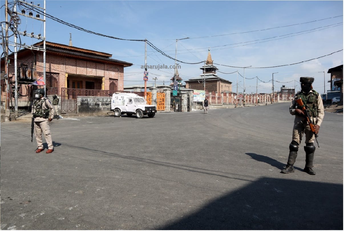 Corona curfew in Jammu and Kashmir deserted Streets during Covid-19 restrictions in Srinagar