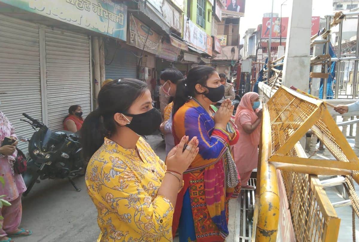 Akshya Tritiya 2021: Policeman Darshan In Bankebihari Mandir Devotees Stop At Gate