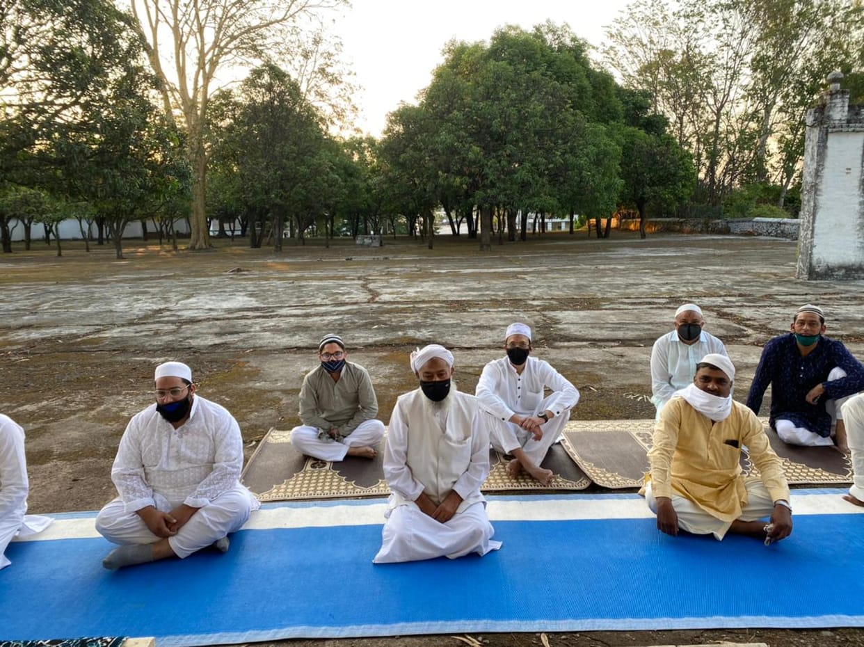 eid ul fitr 2021 : in uttarakhand people dose namaz in staying social distance
