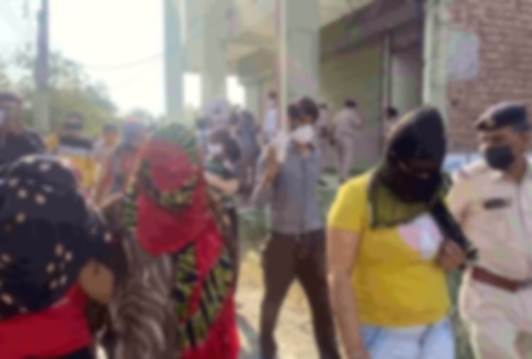 Police arrested eight Including five girls during raid at Spa Center in Fatehabad