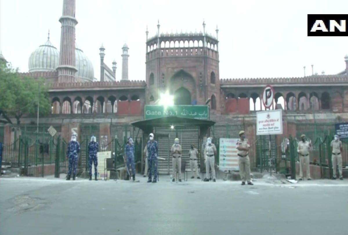 Eid ul fitr 2021 heavy force deployed outside jama masjid request people to pray at home see photos
