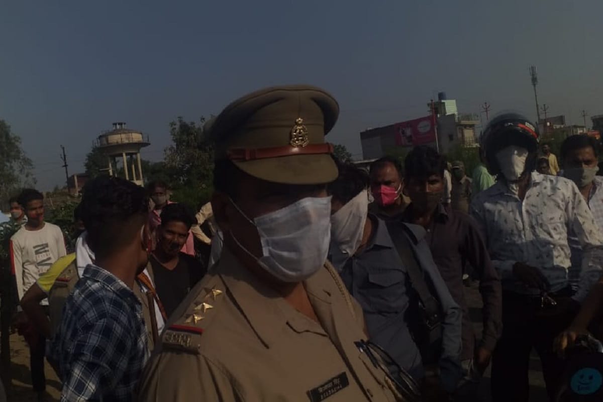 Meerut News: Attempted to enter the house of the accused, the inspector slapped