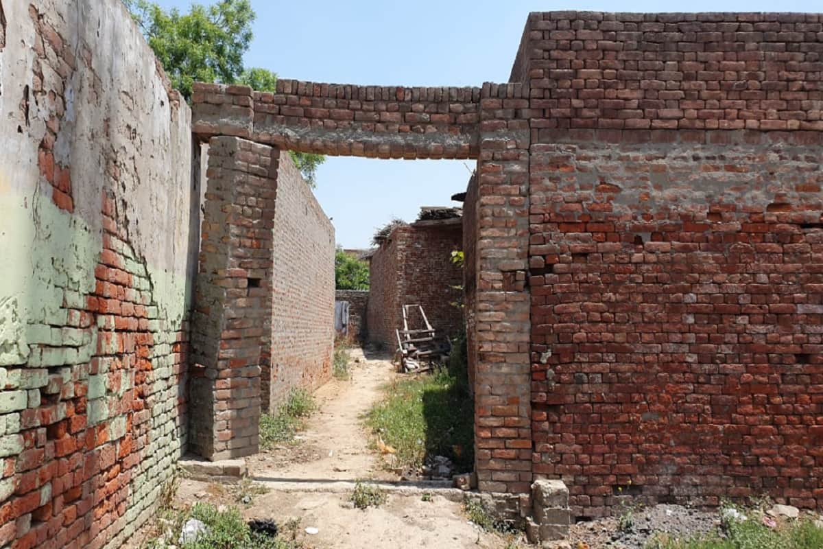 Chitrakoot Jail Kand: There is silence in village of criminal Mukeem Kala of Shamli and see photos
