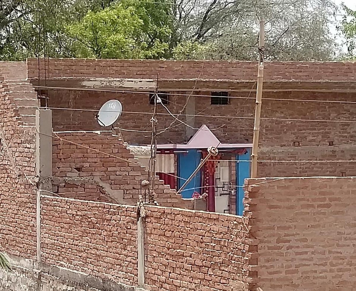 One died and two injured by current high tension wire touched pole in mirzapur