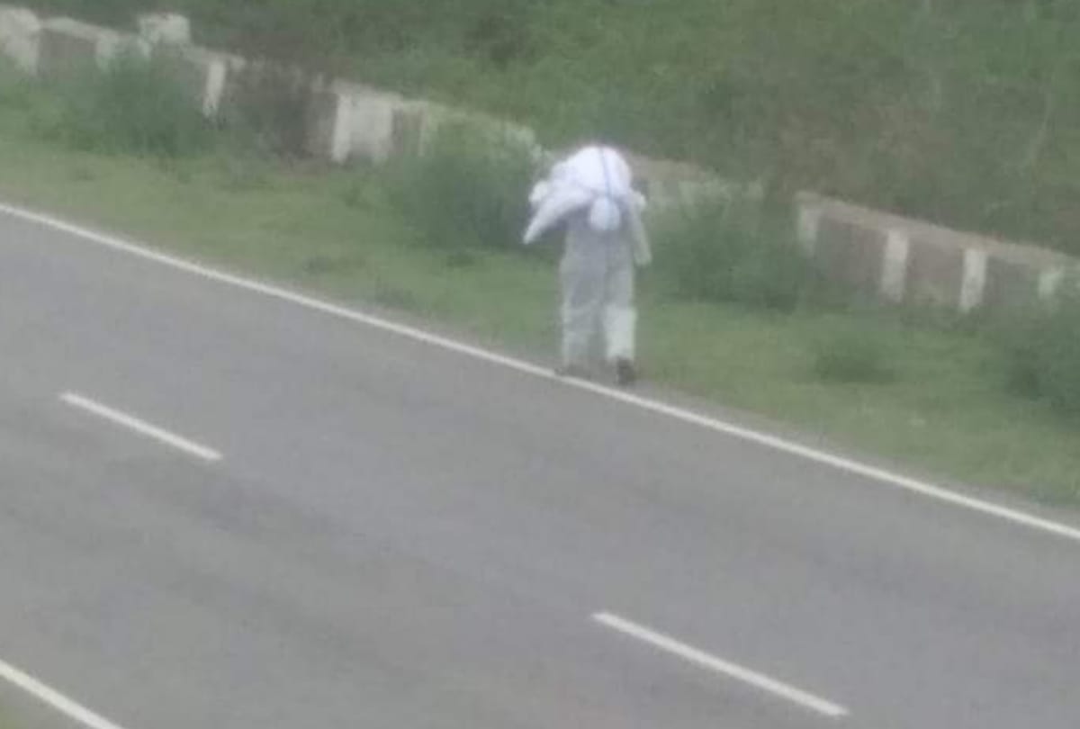 Himachal News: Man carries Mother body on shoulder for cremation in Kangra Himachal Pradesh