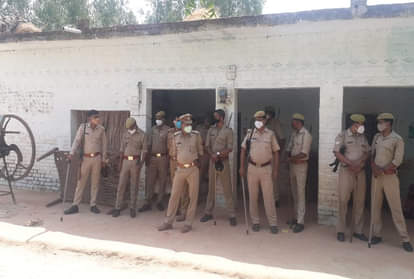 घर के बाहर तैनात फोर्स