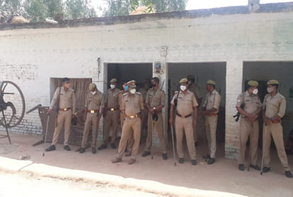 घर के बाहर तैनात फोर्स