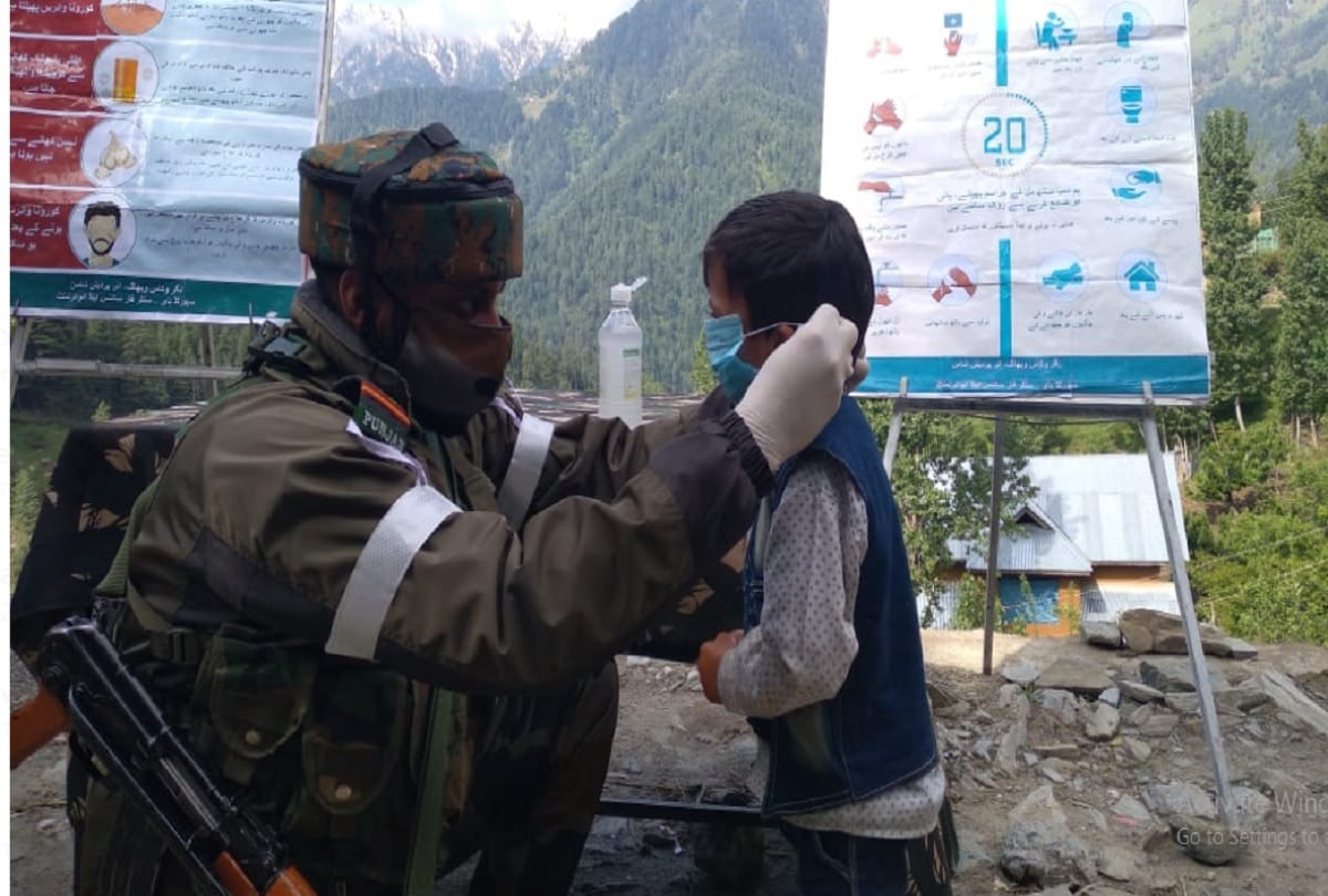 Jammu-Kashmir: Along with terror in the valley, army is also working to fight Corona