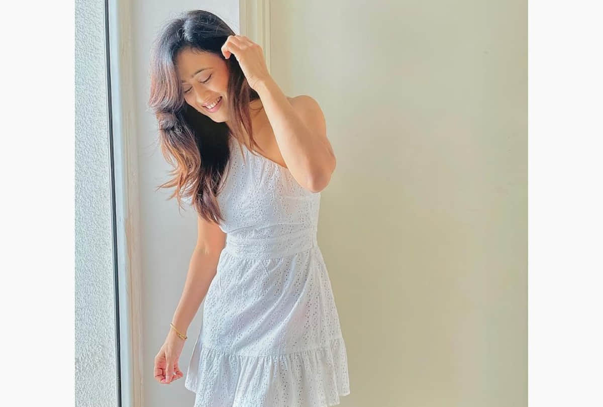 shweta tiwari share photos from capetown in stunning look shows her toned abs
