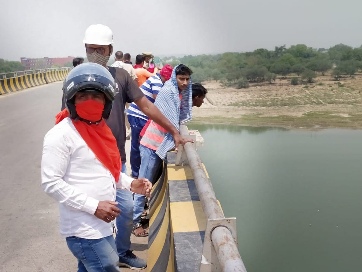 Girl jumped into ganga police searching her in mirzapur
