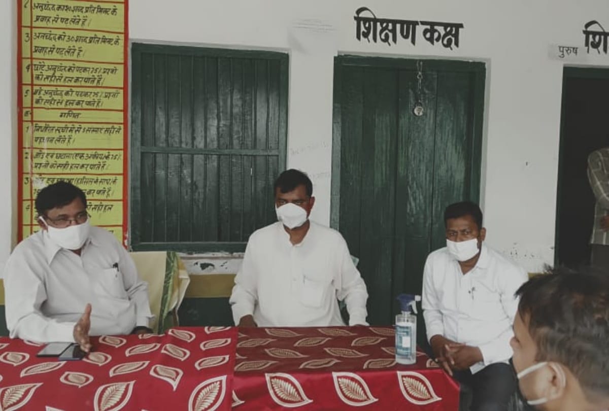 Many people died of corona in a village named haldharmau in Gonda.