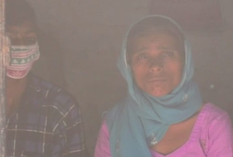 Video of Man Carrying Dead body of His Daughter on his Shoulders Viral in Jalandhar of Punjab