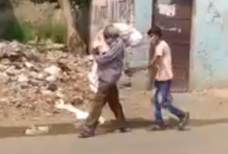 Video of Man Carrying Dead body of His Daughter on his Shoulders Viral in Jalandhar of Punjab