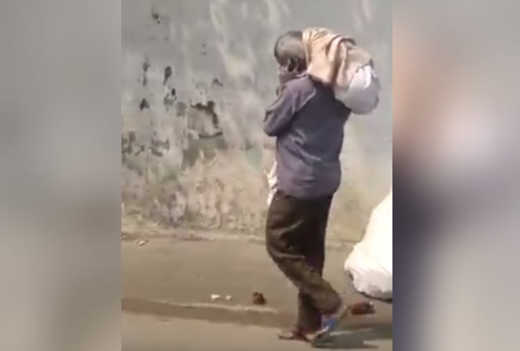 Video of Man Carrying Dead body of His Daughter on his Shoulders Viral in Jalandhar of Punjab