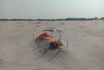 Hundreds of dead bodies are buried on the banks of the Ganges in Jhunsi, dead bodies are seen when the sand blows from the air