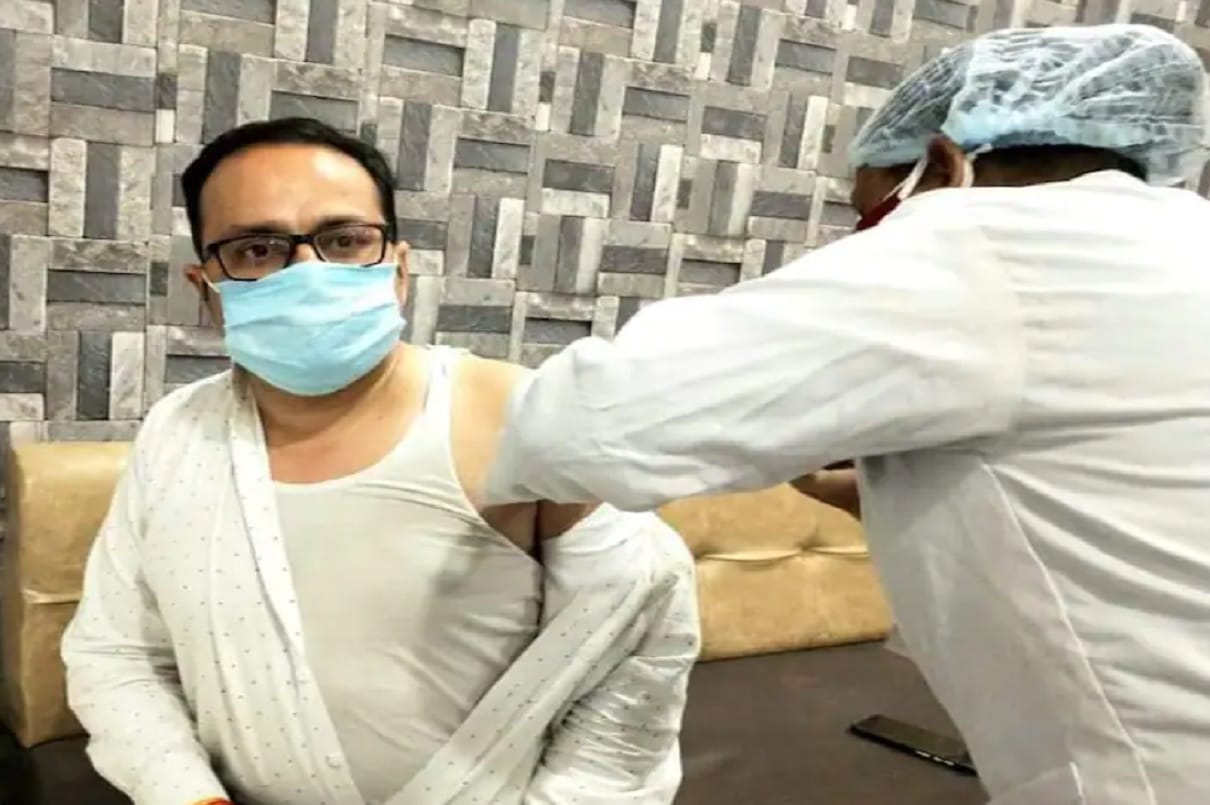 Ujjain MP Anil Firojiya and Staff Vaccinated in office oppositions attacked