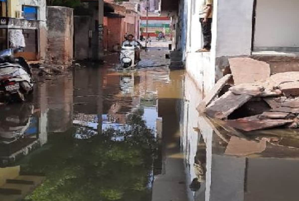water logging on roads due to drainage overflow in agra
