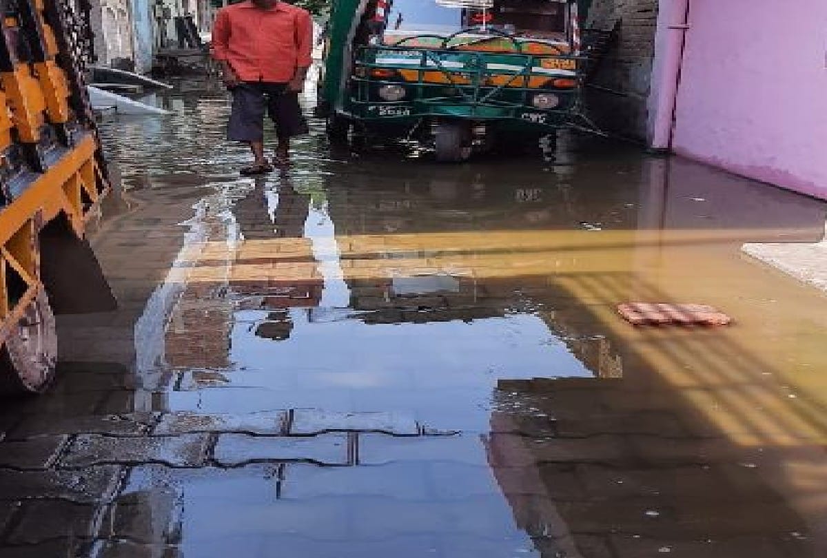 water logging on roads due to drainage overflow in agra