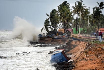 Amitabh Bachchan Warns His Fans For Tauktae Cyclone Says Be Safe And Protected