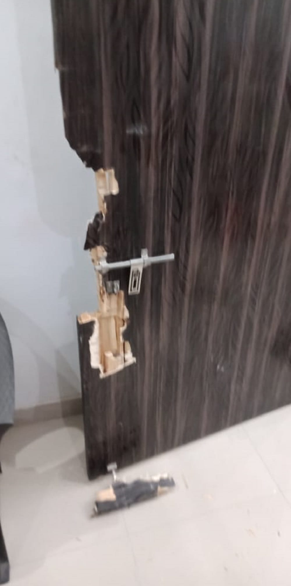 The family of the water contractor had gone to the wedding, the thieves had taken away the jewels and other valuables in varanasi