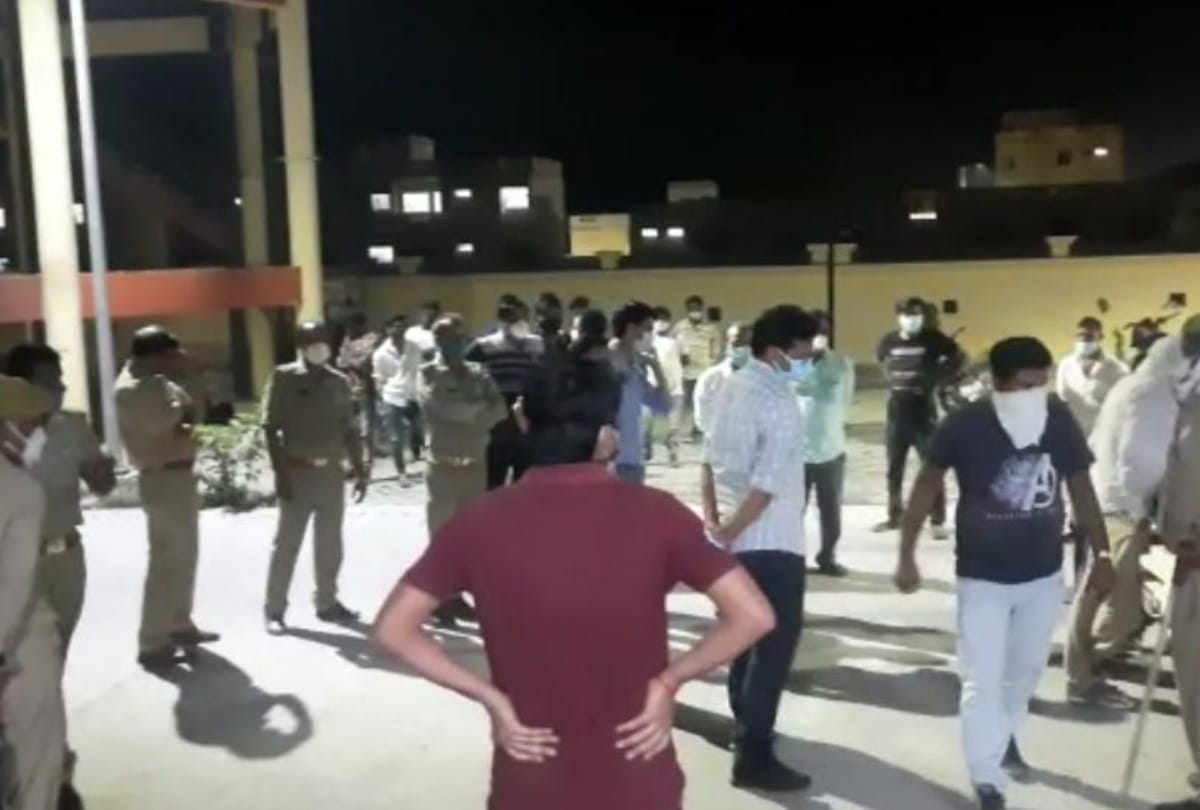 Doctors got beaten after the death of patients in Amethi.