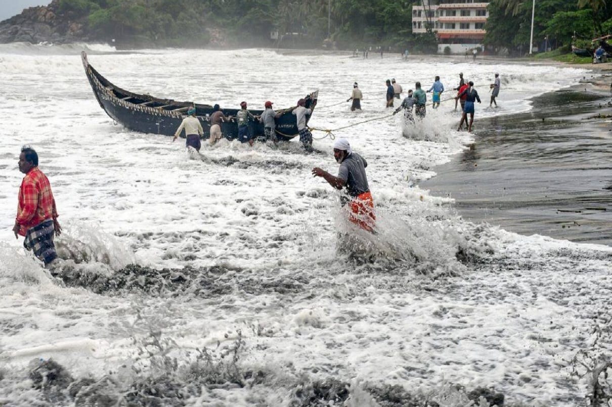 tauktae cyclone,indian navy rescues 620 out of 695 stranded in Arabian Sea