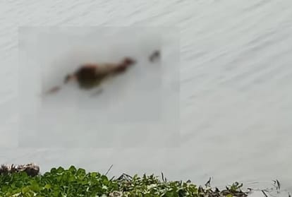 The zonal officer gave fire to the dead bodies that came out of the sand of the Ganges.