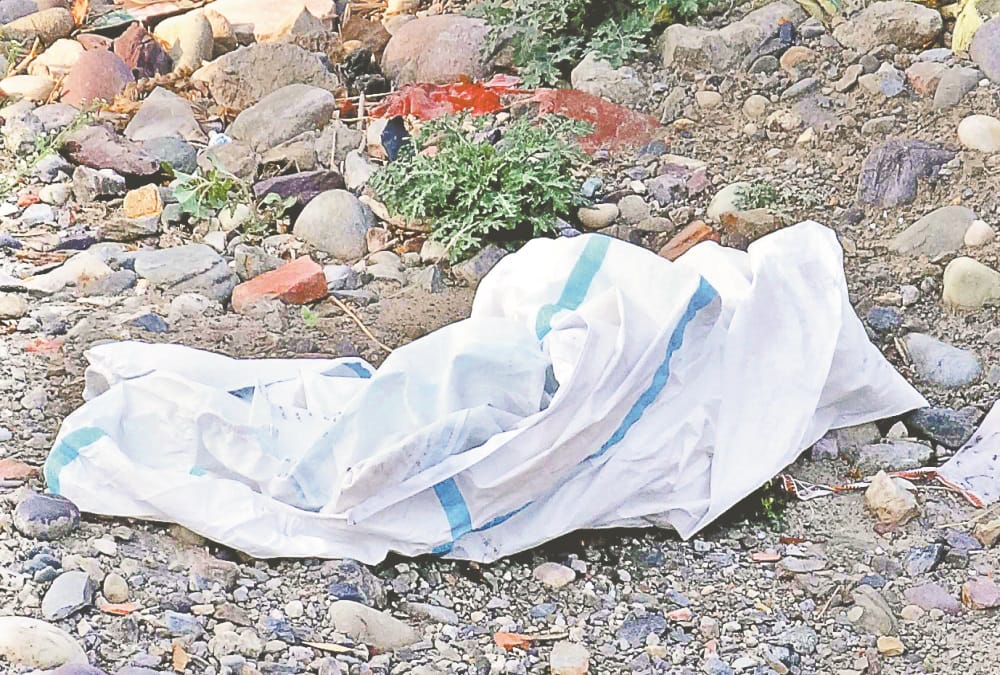 Coronavirus in Uttarakhand: Covid Death Half Burn Dead body parts Thrown into ganga During Funeral in Rishikesh Photos