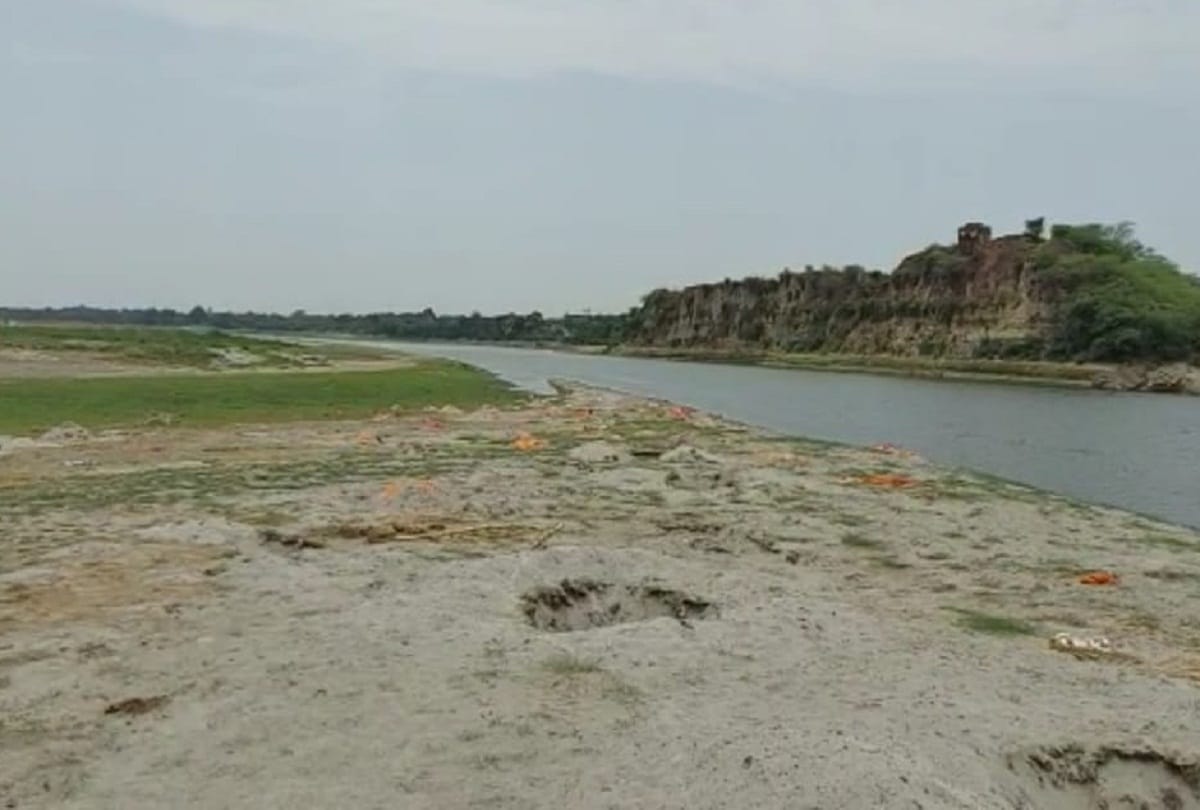 Bodies are also being buried at the Hanuman ghat of Kada in Kaushambi