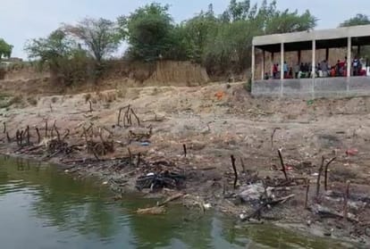 Bodies are also being buried at the Hanuman ghat of Kada in Kaushambi