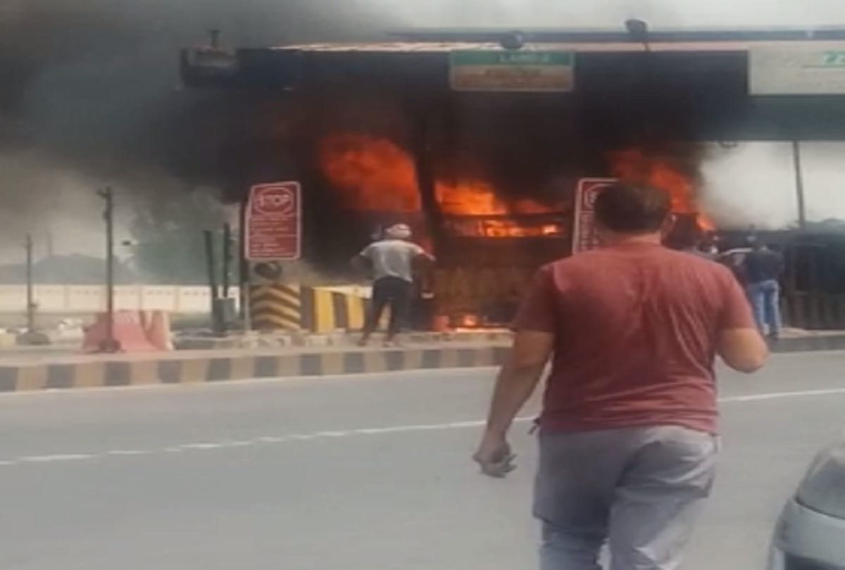 Fire breaks out in Mathura toll plaza toll workers rage many fire brigade on the spot