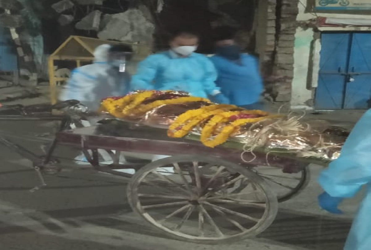 Humanity shamed on suspicion of death from Corona in varanasi son dead body body at home for 10 hours and carried on trolly