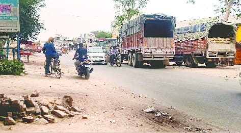 Deadly encroachment on Lal Gate Road