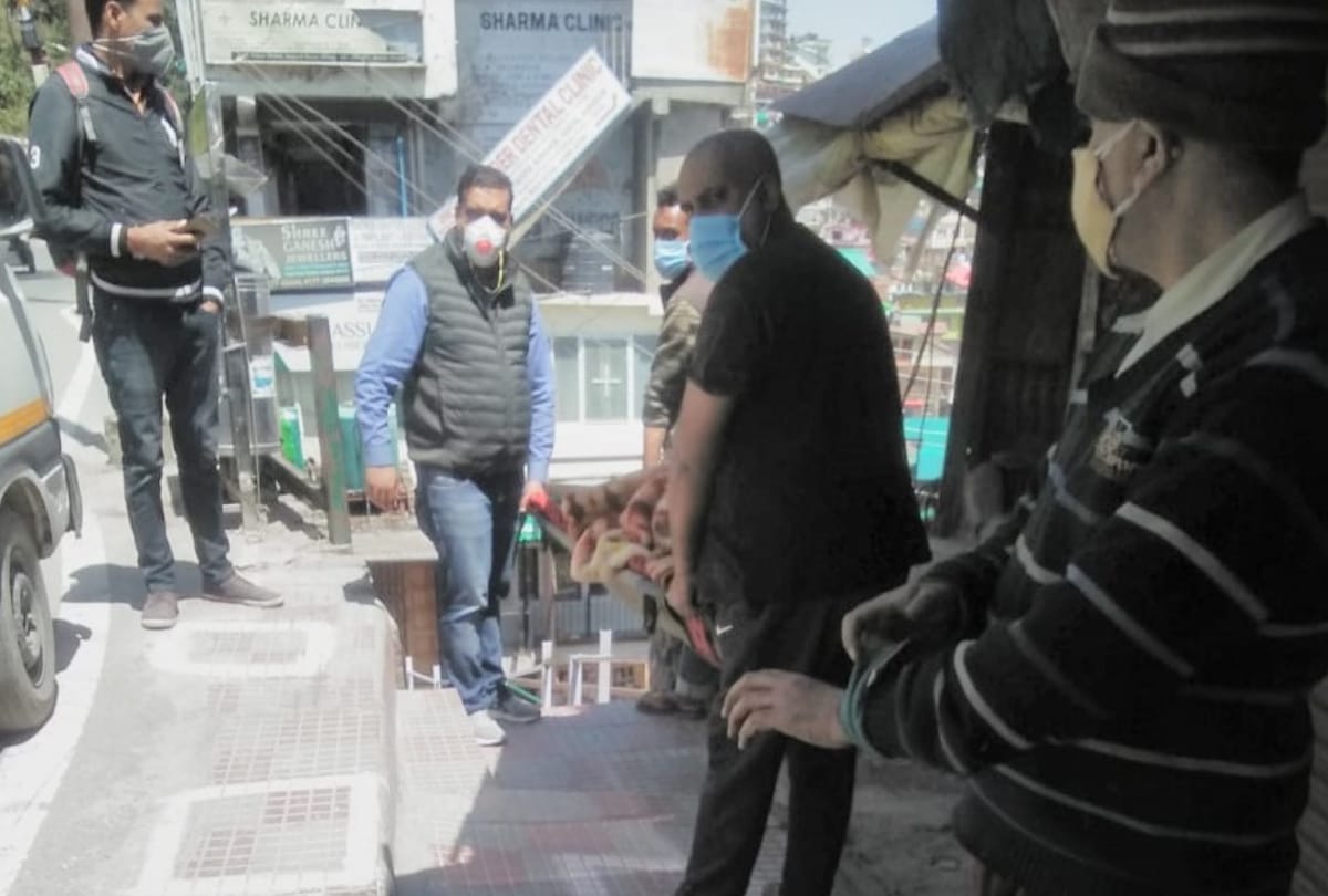 Shimla News: philanthropist Ravi kumar helped covid positive old woman