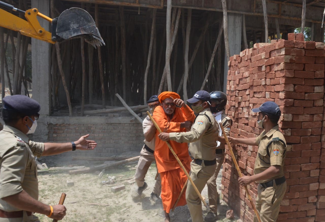 haridwar news: illegal construction collapse in bairagi camp, saint become angry, throw stone on officers, photos