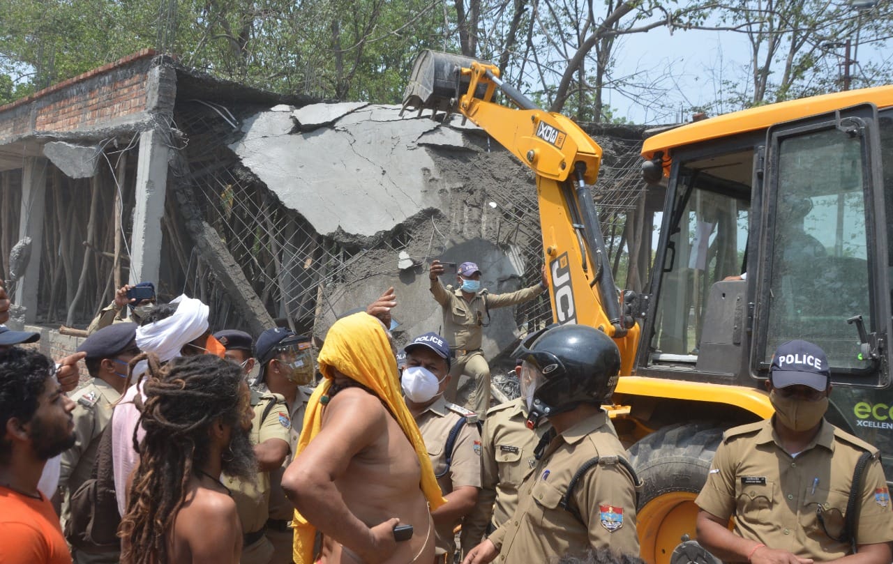 haridwar news: illegal construction collapse in bairagi camp, saint become angry, throw stone on officers, photos