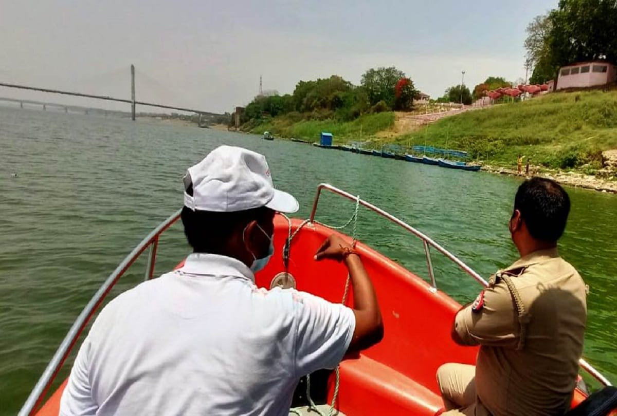 A dead body floating in the middle of the Yamuna river in Naini, created a stir