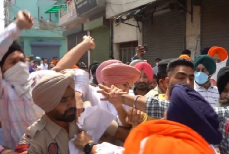 Clash between MLA and SAD youth district president Supporters in Ludhiana