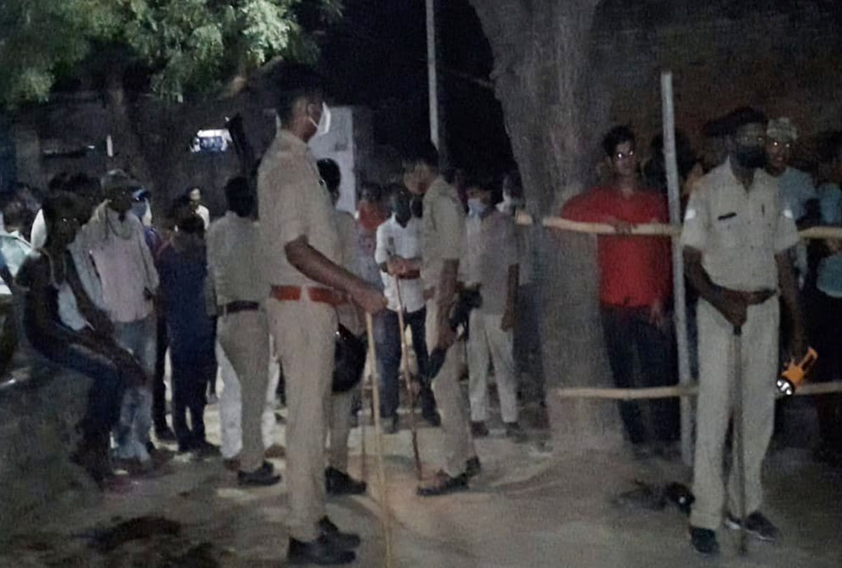 dispute between Elected head and former head, four injured in firing