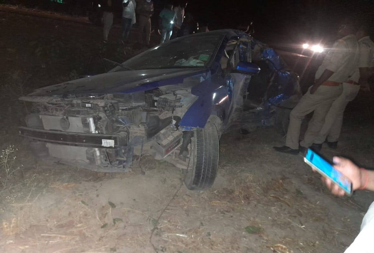 Raod accident in varanasi over speed car collision with tree four drunk men injured