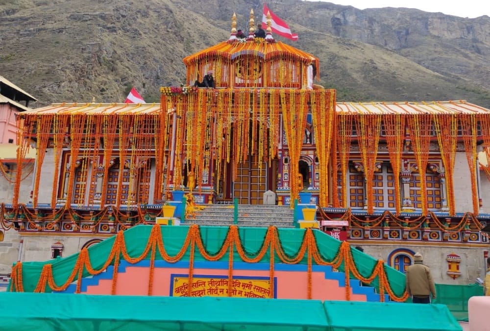 Char dham yatra 2021: Badrinath dham Decorated with 20 Quintal Flowers Before Door Opening photo