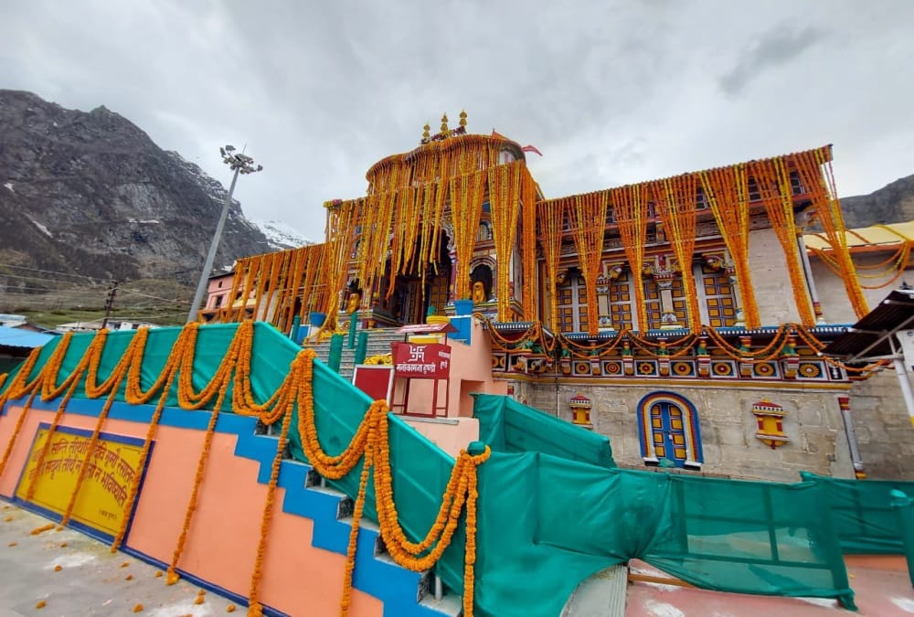 Char dham yatra 2021: Badrinath dham Decorated with 20 Quintal Flowers Before Door Opening photo