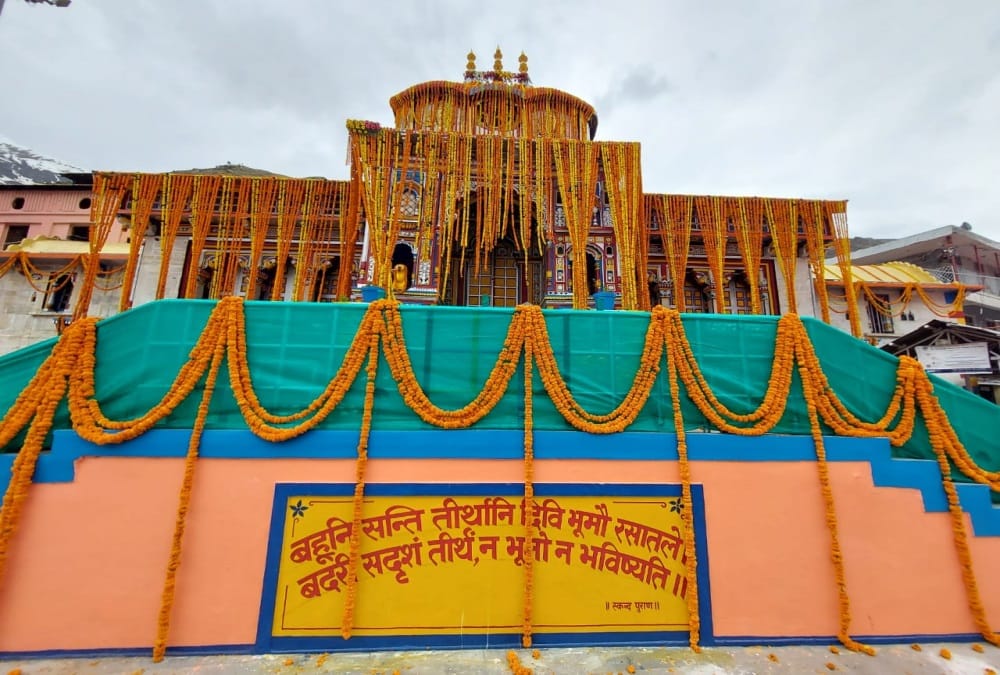 Char dham yatra 2021: Badrinath dham Decorated with 20 Quintal Flowers Before Door Opening photo