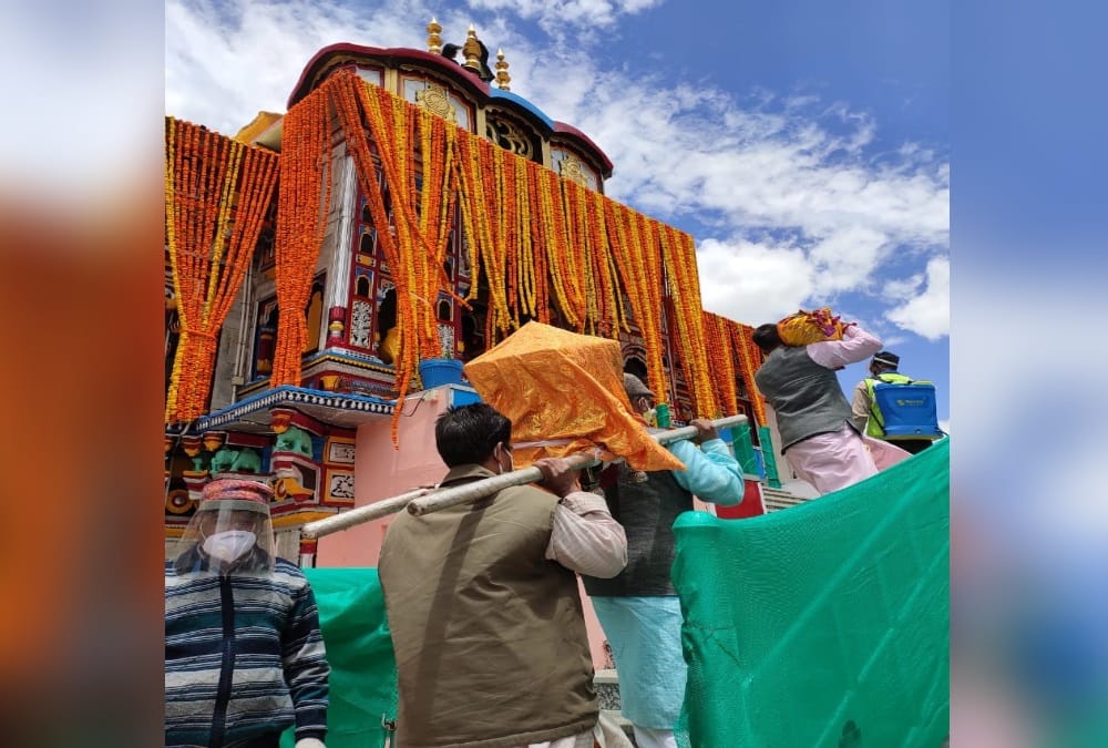 Char dham yatra 2021: Badrinath dham Decorated with 20 Quintal Flowers Before Door Opening photo